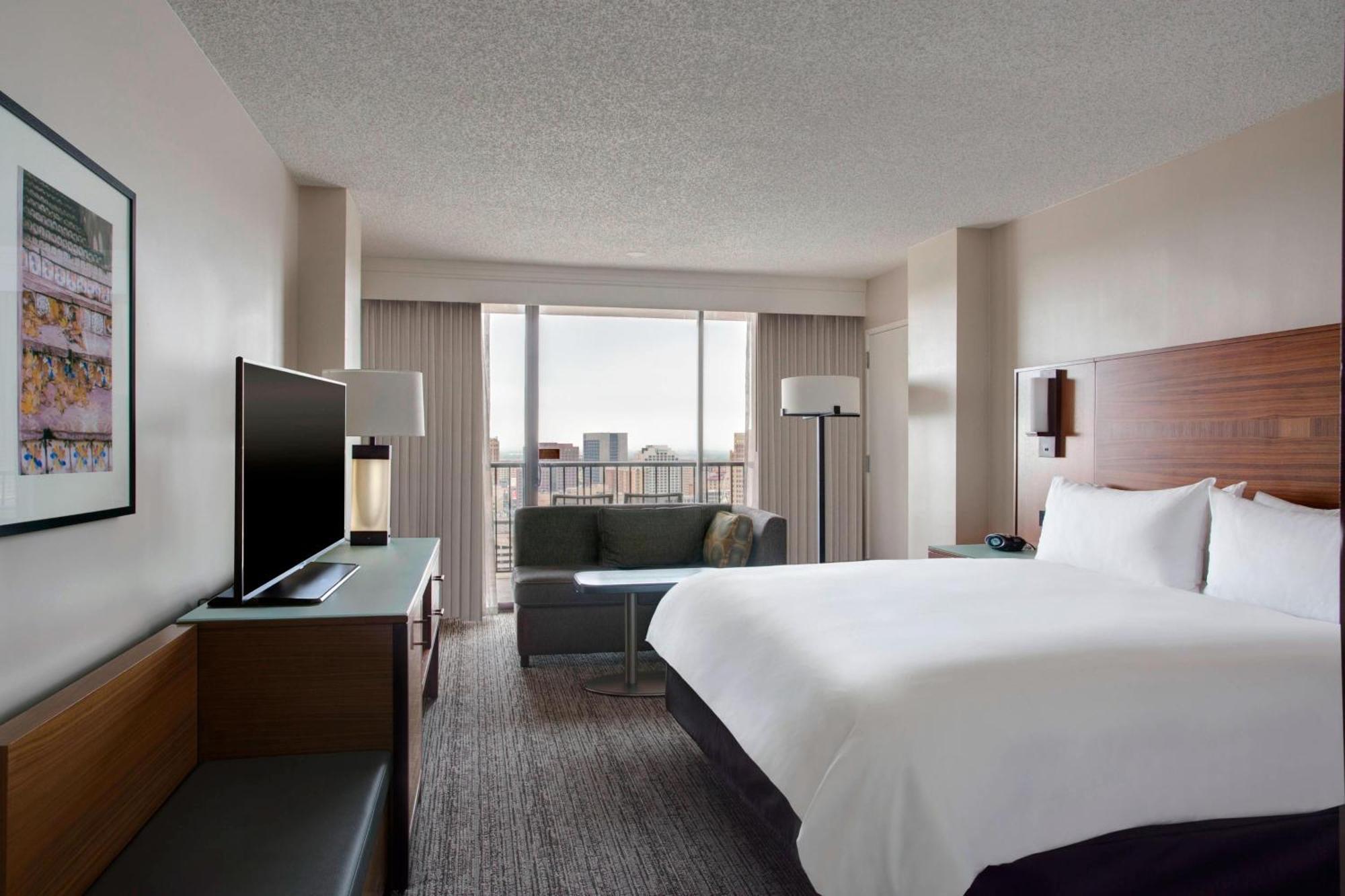Zimmer mit Doppel-/Kingsize-Bett und Blick auf das Wasser